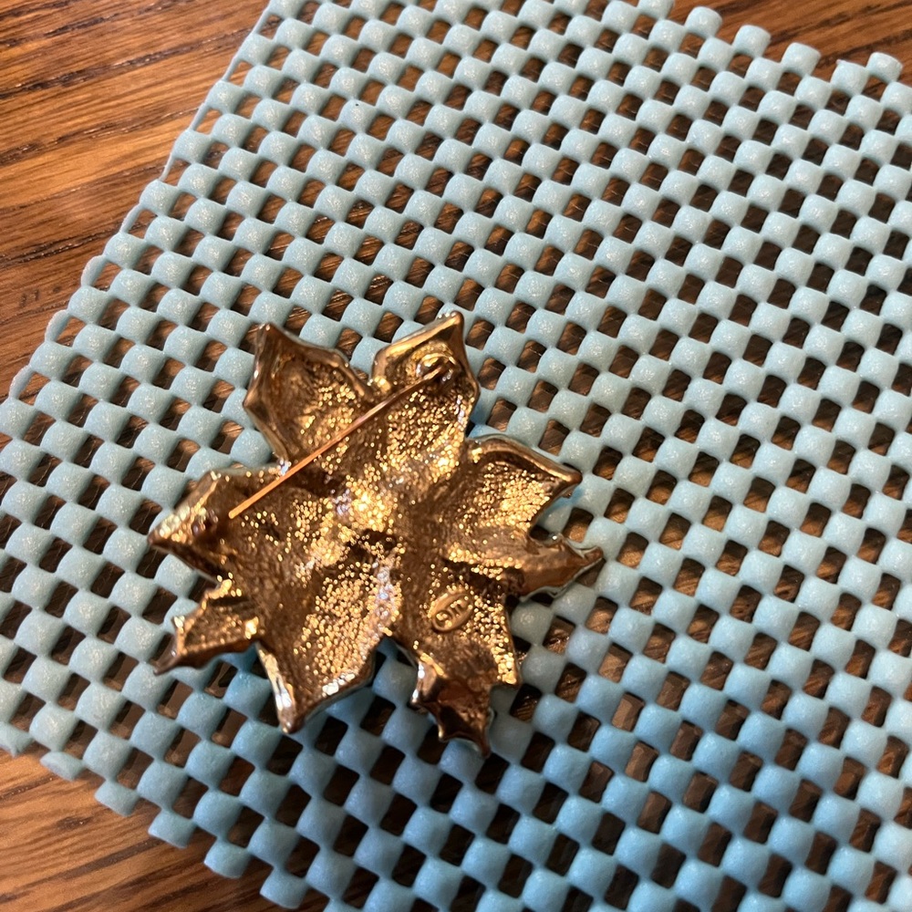 Pointsetta brooch - Picture 2 of 2